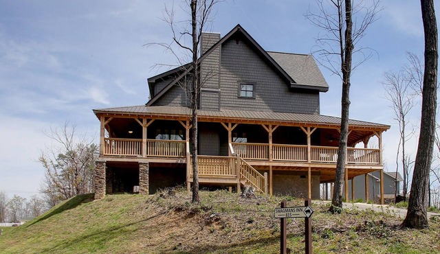 Stunning rustic cabin Sleeps 11 - Loft Large Bunks,-Resort Pool-Gated Village.