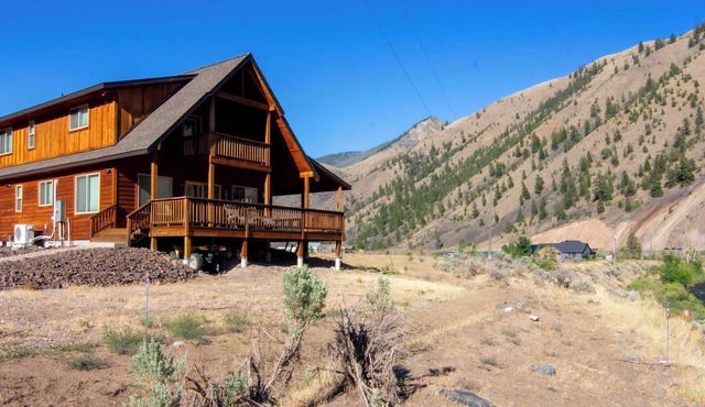 Stunning Salmon Riverfront Cabin