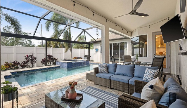 Stunning Saltwater Heated Pool & Spa Villa-Fully Equiped-6 Min to Beach