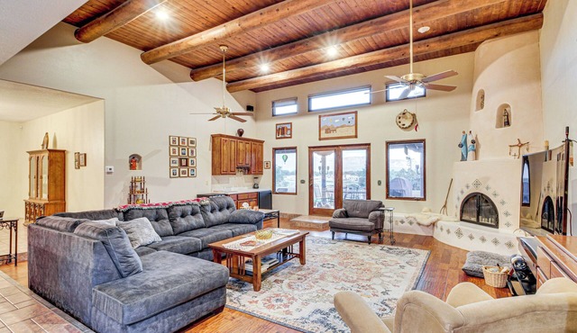 Stunning Sandia Mtn Views: Rio Rancho Retreat