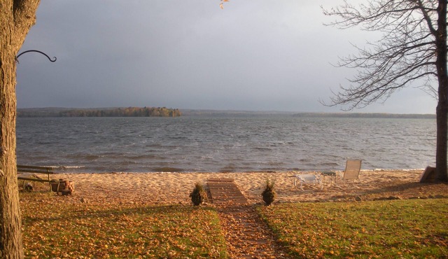 Stunning sandy beach w 8 cozy bedrooms. 15 min walk to Arts Camp. Just for you!