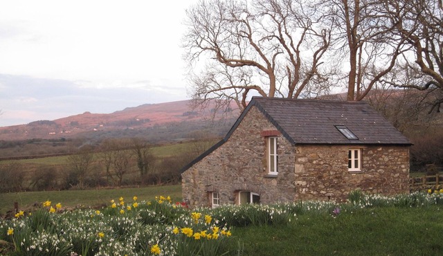 Stunning sea and mountain views near Cwm yr Eglws. Perfect for a winter break