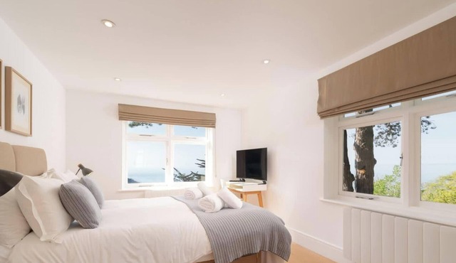 Stunning Sea View Apartment For Groups | 3 Bed