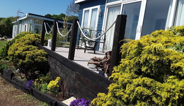 Stunning Sea View, beach, great places to eat, shops within walking distance