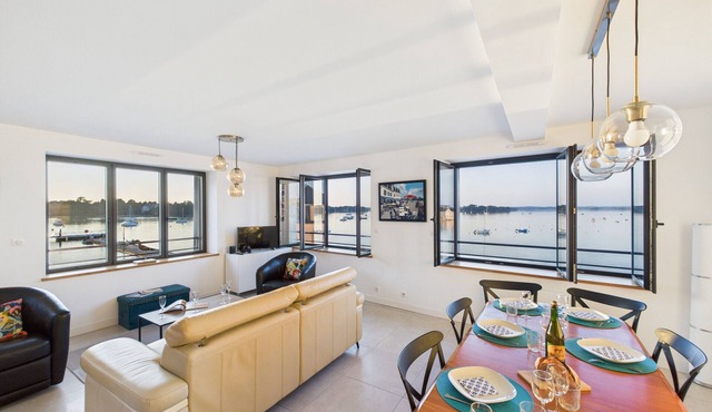 Stunning Sea View – Bright Apartment for 7