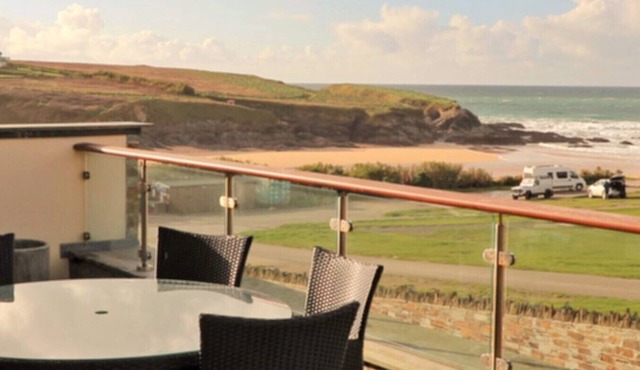 Stunning sea view duplex apartment, large balcony opposite the beach