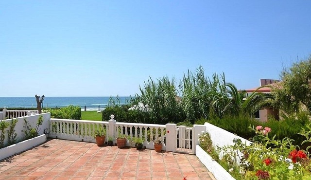 Stunning sea views & large ground floor terrace, 30m from the beach