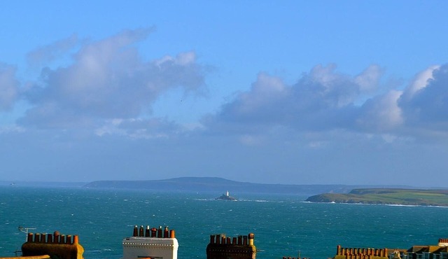 Stunning sea views, parking,central St Ives, 400m to beach. Sunny patio. Quiet.