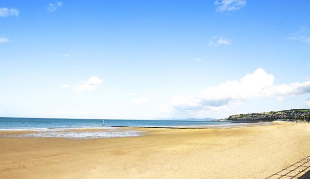 Stunning Seafront Cottage on Rhos Promenade
