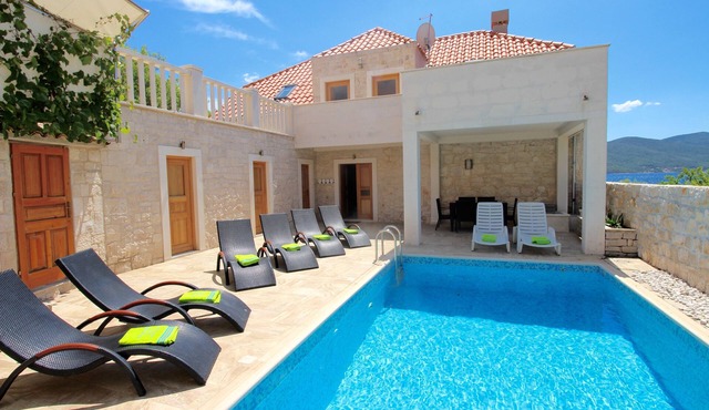 STUNNING SEAFRONT VILLA WITH POOL. 5 BEDROOM LUXURY HOME. NORTH OF DUBROVNIK