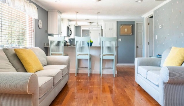 Stunning seaside cottage, walk to beach, family + pet, sleeps 6