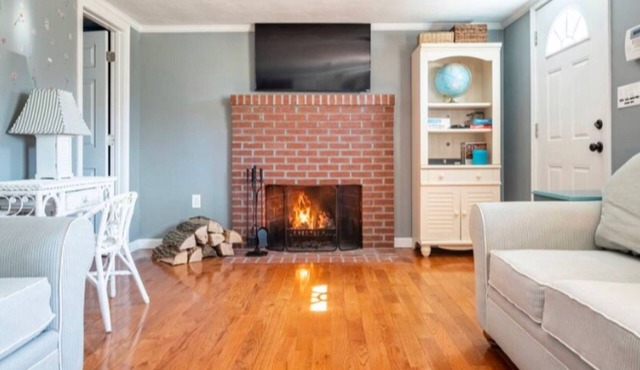 Stunning seaside cottage and luxury loft, walk to beach, family + pet, sleeps 8