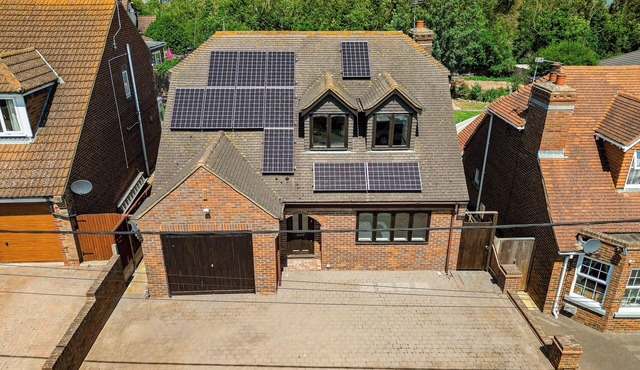 Stunning Seaside House - Sea Views & Hot Tub - Few Minutes Walk to sea and Beach