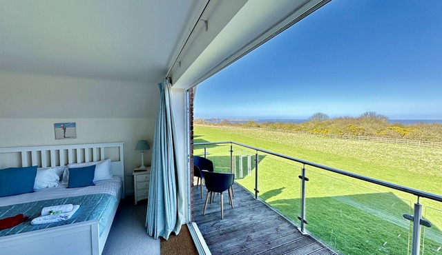 Stunning SEAVIEW Coastal Cottage - Sleeping 8 in 4 Bedrooms - Pool and Beach Access Included.