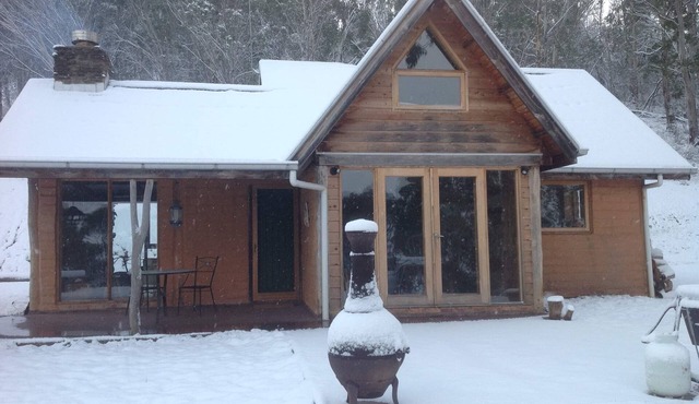 Stunning, self contained 2 bedroom mud brick cottage close to Mt Hotham!