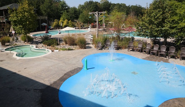 Stunning Shenandoah Crossing, 2 Bedroom Resort Cabin, Just A Mile To Your Favorite Destinations