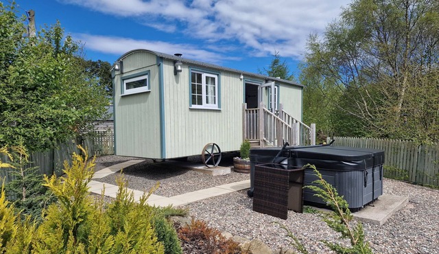 Stunning Shepherds Hut with hot tub in secluded location overlooking mountains