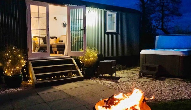 STUNNING SHEPHERDS HUT WITH HOT TUB IN BEAUTIFUL RURAL CHESHIRE, NEAR NANTWICH