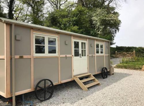 Stunning Shepherds Hut with Superb Views & Fire Pit near a Superb Gastro Pub