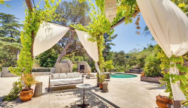 Stunning Sherman Oaks Villa: On-Site Walking Paths