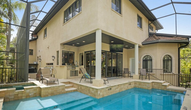 Stunning Siesta Key, . , Walk to Shell Beach, HEATED POOL - Discounts