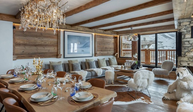 Stunning Ski-In/Ski-Out Apartment with Jacuzzi Near Bellevarde, Val-d'Isère