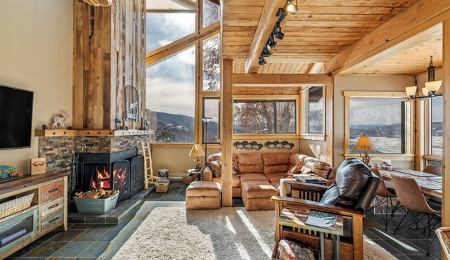 STUNNING SKI CONDO - 10 NT MINIMUM DURING DECEMBER HOLIDAY PERIOD