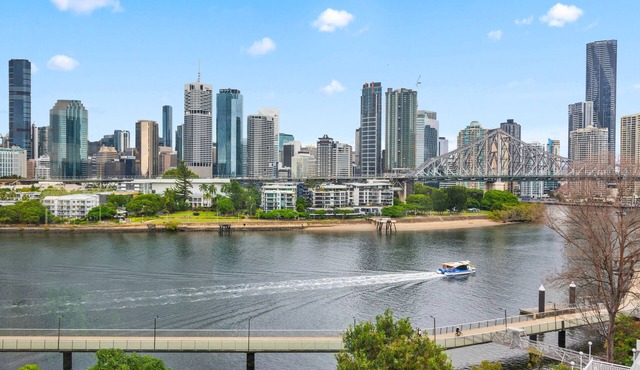 Stunning! Skyline City, Water + Story Bridge Views