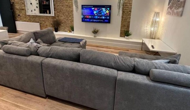 Stunning & Sleek 2BR w/WiFi & Netflix - City Centre Nr Cliffs Pavillion