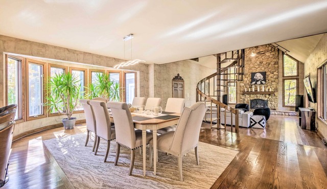 Stunning Solon Getaway ~ 20 Mi to Cleveland!