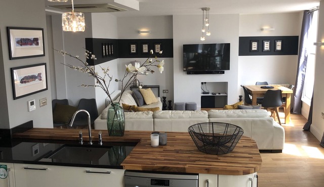 Stunning Spacious 3 Bed Apartment with River Views