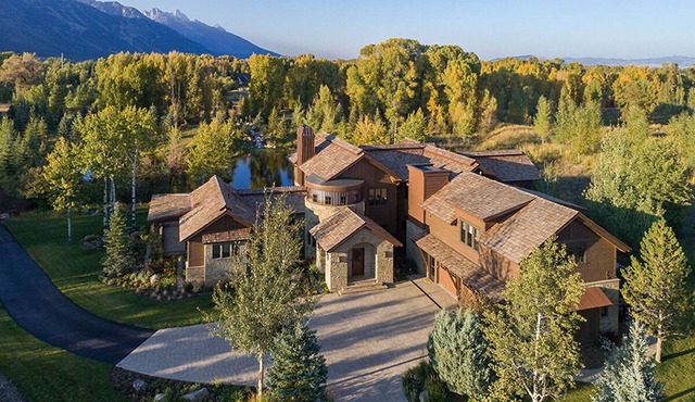 Stunning, spacious 4 bedroom villa with expansive Teton views