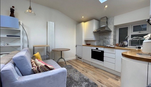 Stunning, Spacious 5 Bed House w/Parking