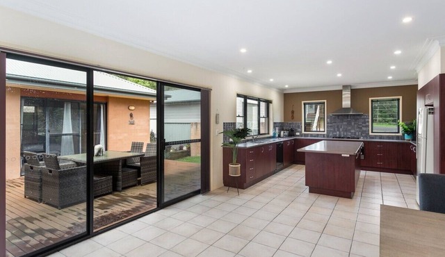 Stunning spacious home 5 minutes walk to beach, full kitchen, games room