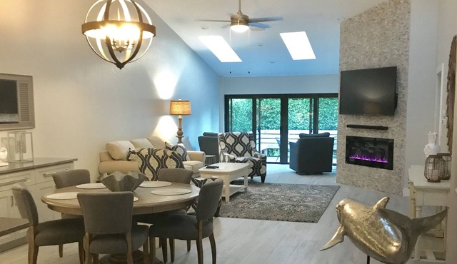 STUNNING! SPACIOUS! Completely renovated 2/2 villa in Naples!