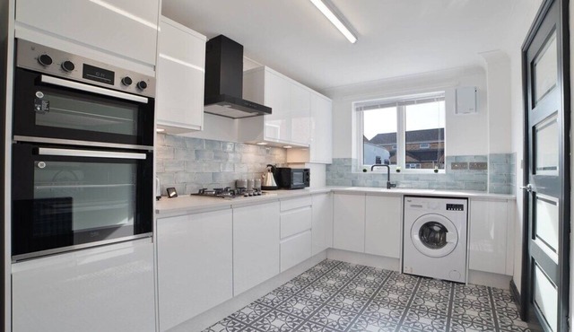 Stunning & Spacious Home | Driveway | Sleeps 6!