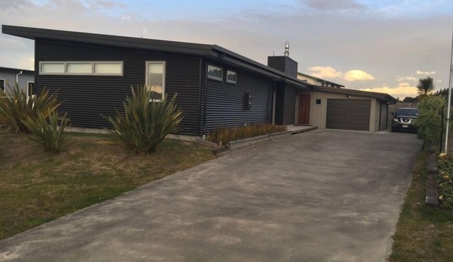 Stunning, Spacious & Modern Architectural Motuoapa Bach - Sleeps 12