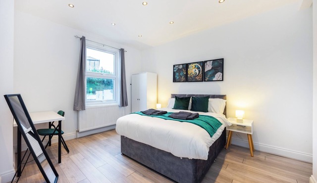 Stunning spacious modern 3 bed flat ideal for contractors/working professionals