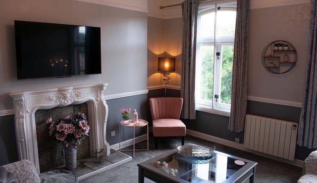 Stunning Spacious one Bedroom Apartment in Courtyard Location, Central to Town