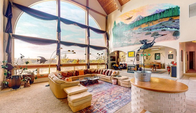 Stunning Spacious Riverfront House with Private Sauna