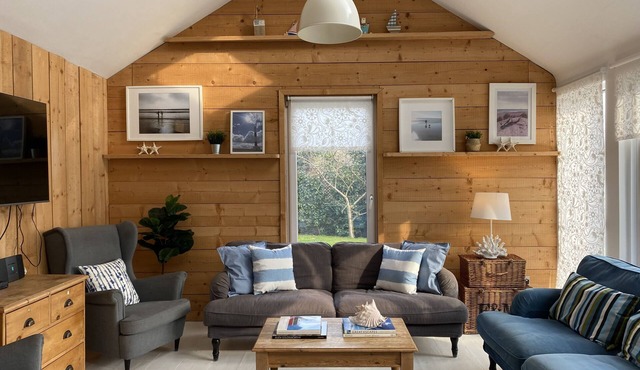 Stunning Spacious Seaside cottage, 1 minute from the beach sleeps 12