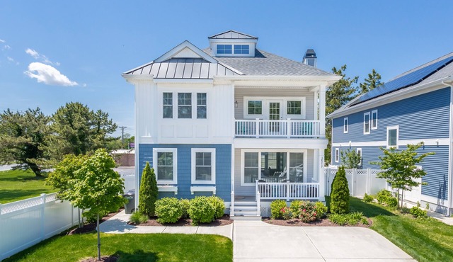 Stunning Spacious Rehoboth Beach House Walk to Dewey or Rehoboth 6BR