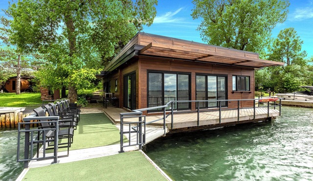 Stunning stilted cottage on crystal clear St-Lawrence River, 1 hr from Montreal