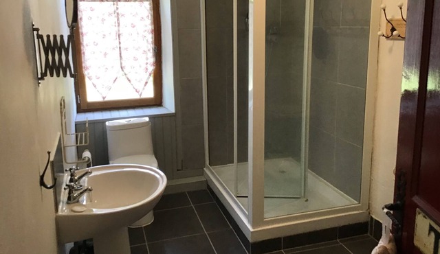 Stunning stone3 bedroom house with views over lake and surrounding hills