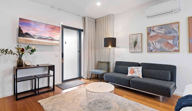 Stunning Studio Apartment Near Public Transport