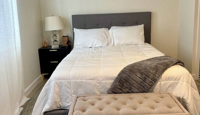 Stunning Studio located in the alluring Valley near major attractions!