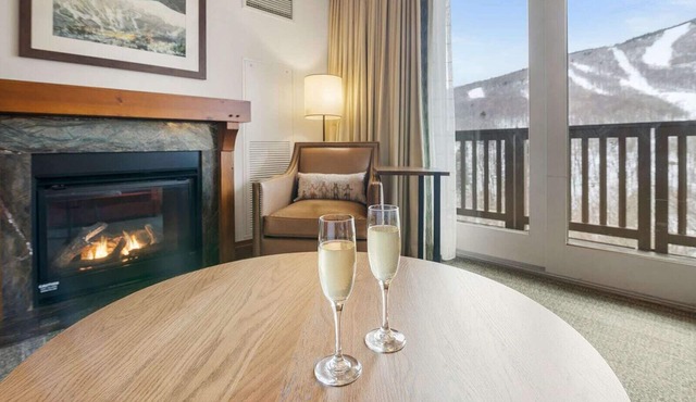 Stunning Studio - Top Floor Views! - Ski in/out