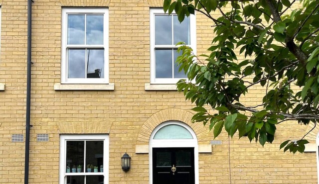 Stunning, stylish, peaceful house near Station