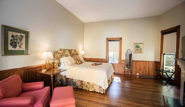 Stunning suite in amazing National Landmark property. Blocks from downtown.