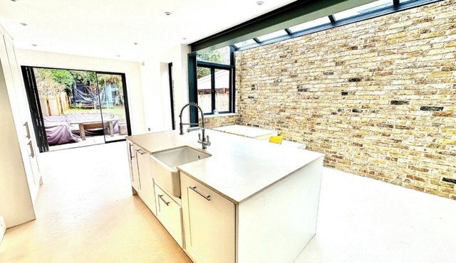 Stunning sunny, leafy, family mid terrace that's 20mins into central London